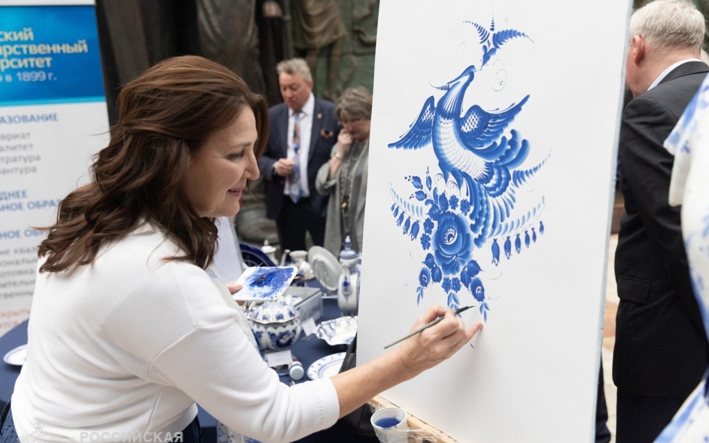 Фарфоровая Гжель в Российской Академии Художеств!